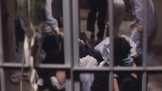 Сцена драки заключенных с охранниками