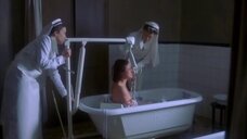 2. Связанную Паскаль Бюссьер моют в ванне – Сладко-горькие воспоминания