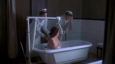 3. Связанную Паскаль Бюссьер моют в ванне – Сладко-горькие воспоминания