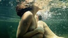 Обнаженная Паола Оливейра плавает у водопада