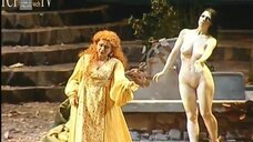 Полностью голая актриса в опере