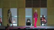 3. Полностью голая Джоанна Витальм в спектакле «Трёхгрошовая опера» 