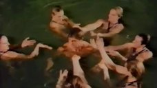 6. Сцена в бассейне с девушками – Великое замыкание, или Детонатор