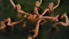 7. Сцена в бассейне с девушками – Великое замыкание, или Детонатор