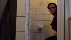 Девушка в туалете