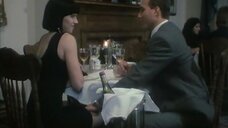 2. Валентина Деми мастурбируют в ресторане – Грязная любовь (1988)
