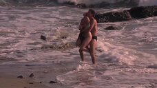 2. Кристал Шоу в белье на пляже – Крепкие тела