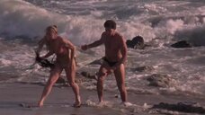 4. Кристал Шоу в белье на пляже – Крепкие тела