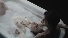 Беременная Мелисса Джордж в ванне