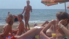 Горячие девушки без купальников на пляже