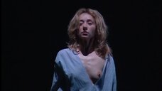 Сильви Тестю засветила голую грудь в спектакле