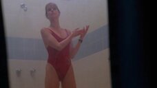 Александра Пол под душем в купальнике