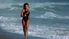 Сексуальная Кармен Электра на пляже в купальнике