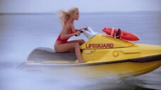 Пляжный спасатель Памела Андерсон на водном мотоцикле