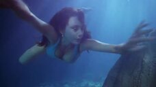 Рошелль Суонсон плавает под водой