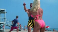 Рэй Холлитт в бикини на пляже