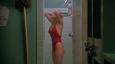Эрика Элениак принимает душ в купальнике