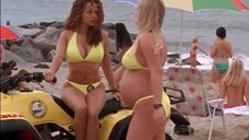 1. Джейми Бергман и Лайла Арсиери в бикини на пляже – SOSатели Малибу