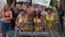 Джейми Бергман, Лайла Арсиери и Кимберли Ойя в купальниках на протесте