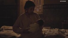 Нисрин Эрради кормит молоком младенца
