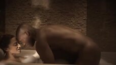 3. Секс сцена с Бекки Флетчер в ванне – 50 оттенков Элис