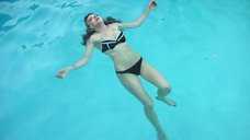 Франческа Иствуд в купальника плавает в бассейне