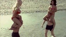 Алейна Капри и Бабетта Бардо на пляже в купальниках