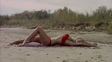 Секси Бабетта Бардо на пляже в красном бикини
