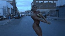 4. Николь Басс показывает свои мышцы в купальнике – Части тела (1997)
