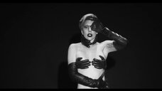 2. Lady Gaga в клипе Applause 