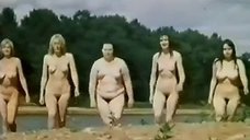 Полностью голые женщины на реке