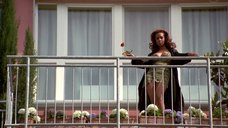 Секси Вивика А. Фокс в белье на балконе