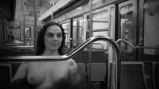 1. Обнаженная девушка в метро – Роз, это Париж