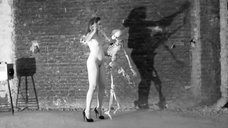 10. Голая женщина танцует со скелетом – Роз, это Париж