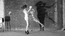 11. Голая женщина танцует со скелетом – Роз, это Париж