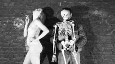 3. Голая женщина танцует со скелетом – Роз, это Париж