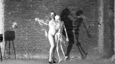 5. Голая женщина танцует со скелетом – Роз, это Париж