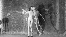 9. Голая женщина танцует со скелетом – Роз, это Париж