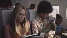 Жанель Моне кормит грудью в самолете