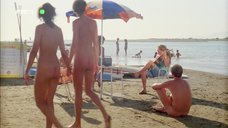 Сцена с нудистами на пляже
