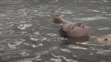 Мария Вальверде плавает голой