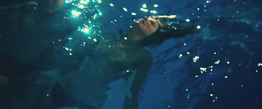 Александра Мария Лара топлес плавает в бассейне.
