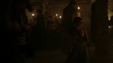 2. Девушки топлес танцуют на свадьбе – Игра престолов