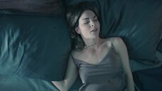 Дарья Урсуляк спит в ночнушке