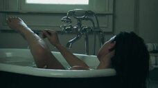 Ана де Армас бреется в ванне