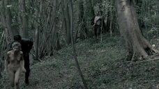 Жеральдин Мартино голая бежит по лесу