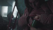 Наталья Земцова сцеживает молоко
