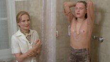 Рена Нихаус принимает душ в одежде