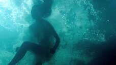 11. Голые девушки под водой – Посторонний (2019)
