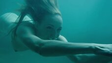 15. Голые девушки под водой – Посторонний (2019)